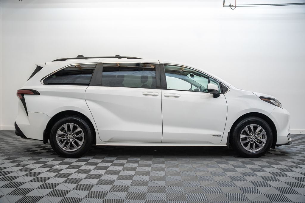 2021 Toyota Sienna LE 8 Passenger