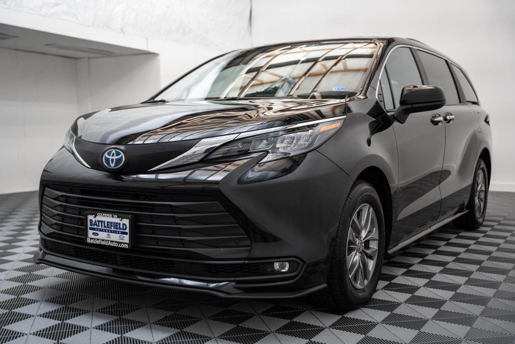 2025 Toyota Sienna XLE 8 Passenger