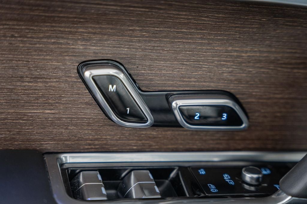 2025 Land Rover Range Rover Plug-In Hybrid SE